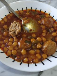 Una foto de Guiso de albóndigas de atún en lata con garbanzos