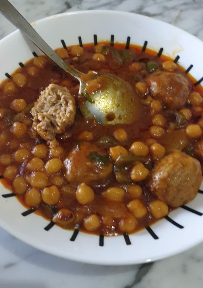 Una foto de Guiso de albóndigas de atún en lata con garbanzos