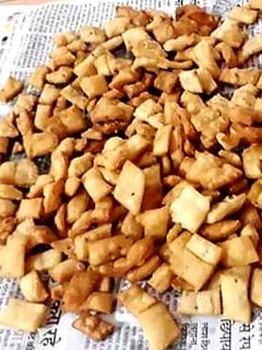 निमकी (nimki recipe in hindi) रेसिपी मुख्य फोटो