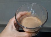 Una foto de plátano con cacao y yogurt
