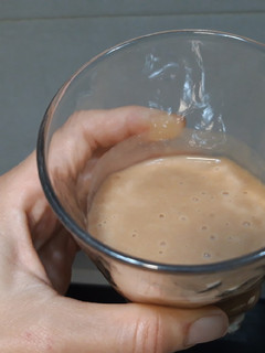 Una foto de Batido post-entreno con fruta, cacao y suero de leche