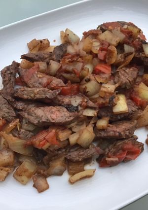 Une photo de Bœuf sauté aux tomates, oignon et épices anardana