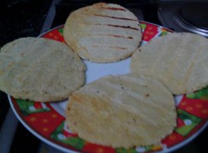 Una foto de Arepas de masa a base de Yuca y Maseca