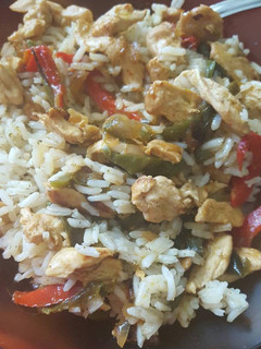 Una foto de Arroz con pollo al curry y verduras