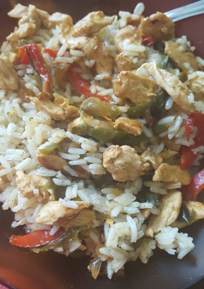 Una foto de Arroz con pollo al curry y verduras