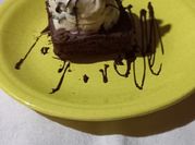 Una foto de brownies con helado
