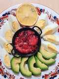 Desayuno de huevos duros y palta con aliño de limón, sal y pimienta