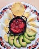 Desayuno de huevos duros y palta con aliño de limón, sal y pimienta