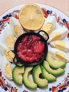 Una foto de Desayuno de huevos duros y palta con aliño de limón, sal y pimienta
