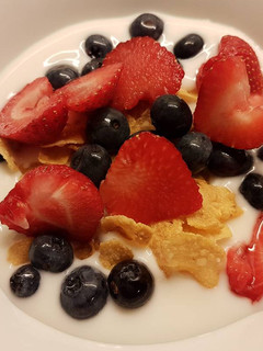 Una foto de Yoghourt con Fresas y Arándanos