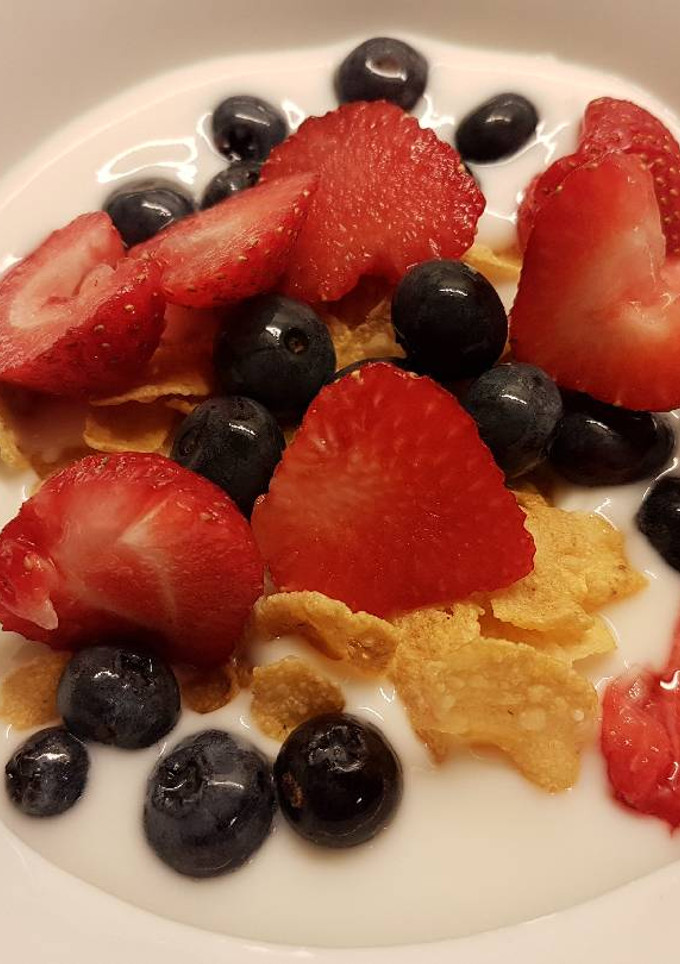 Una foto de Yoghourt con Fresas y Arándanos