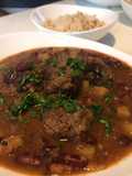 Guiso de porotos con albóndigas asadas