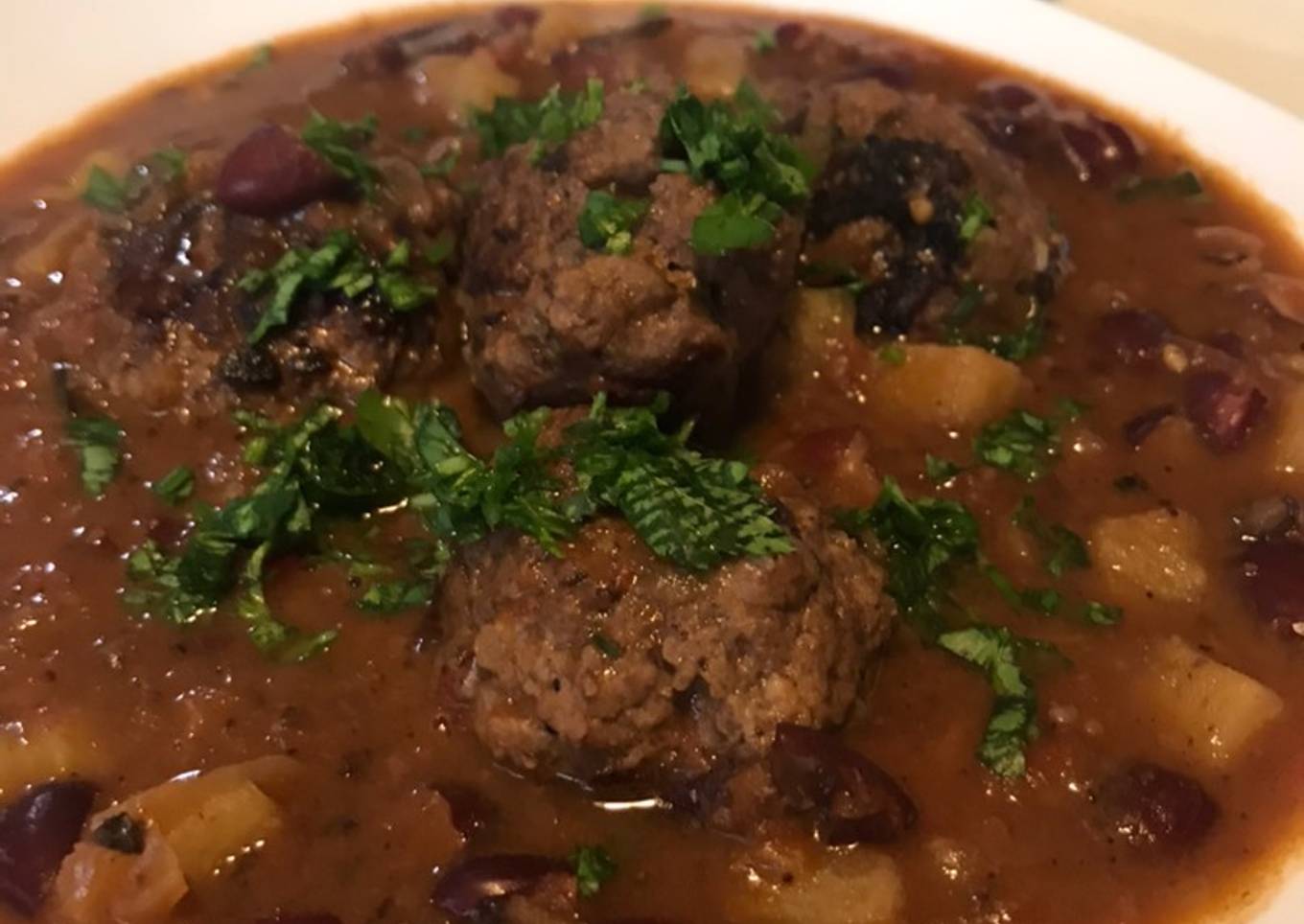 Guiso de porotos con albóndigas asadas