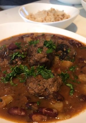 Una foto de Guiso de porotos con albóndigas asadas
