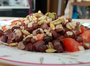 Una foto de Ensalada de azukis y arroz integral
