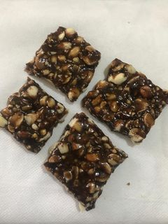 ચોકલેટ ચીકી (Chocolate Chikki Recipe In Gujarati) રેસીપી મુખ્ય ફોટો