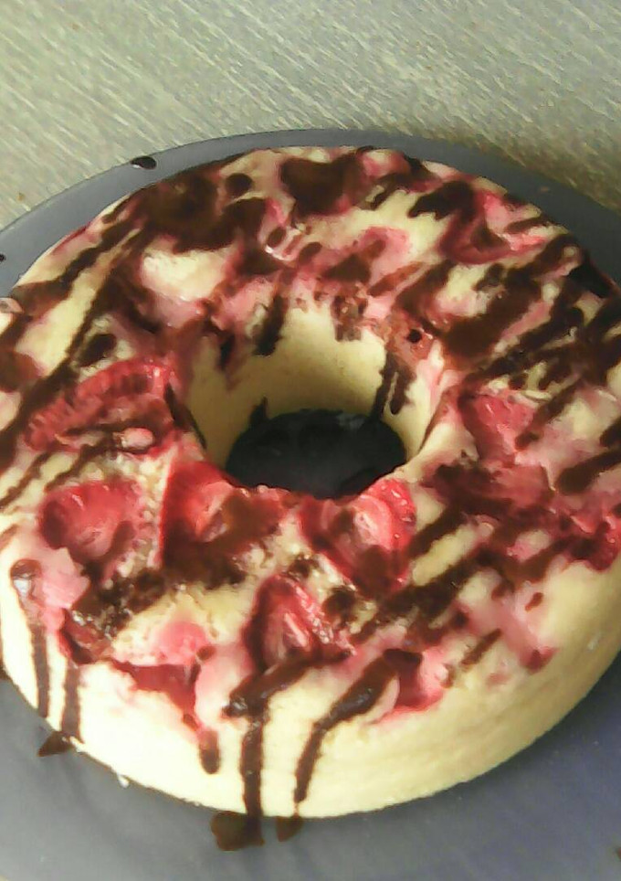 Una foto de Torta fácil con frutillas (microondas)