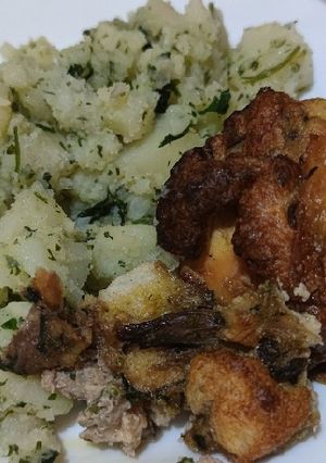 Gombával töltött csirkecomb petrezselymes burgonyával recept fotója
