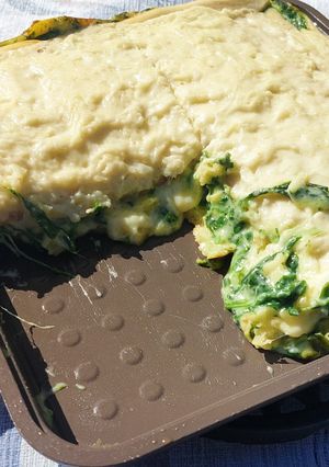 Una foto de Torta Verde con Espinaca y Salsa Blanca