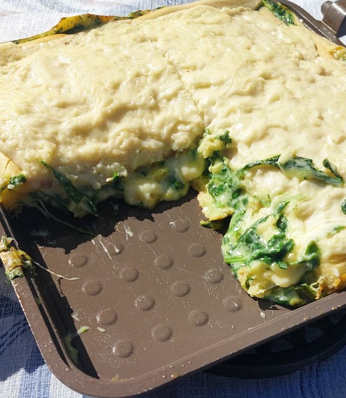 Una foto de Torta Verde con Espinaca y Salsa Blanca