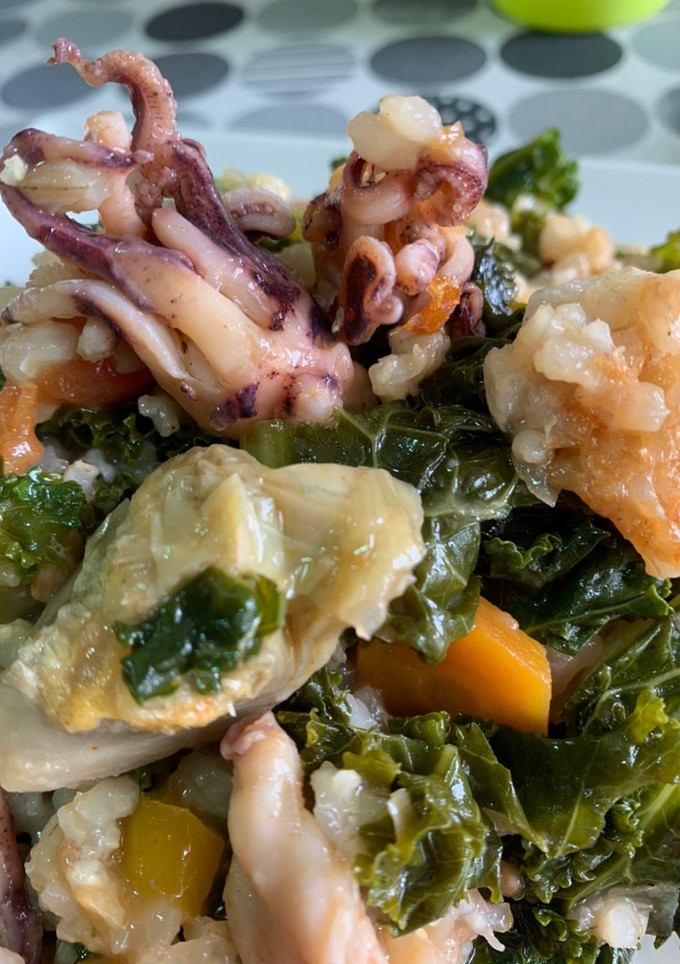 Una foto de Arroz integral con kale y sepia