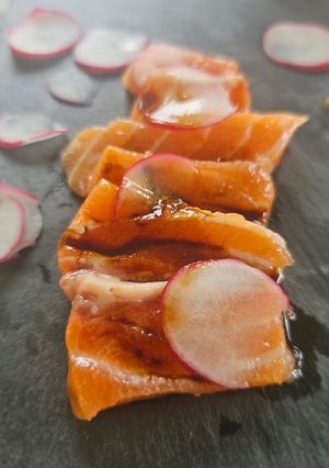 Una foto de Sashimi de salmón