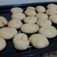 A picture of Custured cookies.