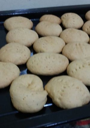 A picture of Custured cookies.