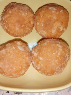 बेसन के लड्डू (besan ke ladoo recipe in Hindi) रेसिपी मुख्य फोटो