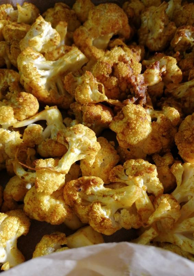 Una foto de Coliflor especiada con salsa de yogur