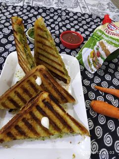 વેજ મેયો ગ્રિલ્ડ સેન્ડવીચ રેસીપી મુખ્ય ફોટો