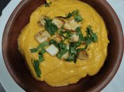 Una foto de crema calabaza y puerro