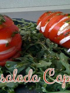 Una foto de Ensalada Caprese, Ensalada rápida de tomate con mozzarella y rúcula con aceite de canónigos