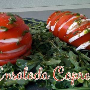 Ensalada Caprese, Ensalada rápida de tomate con mozzarella y rúcula con aceite de canónigos