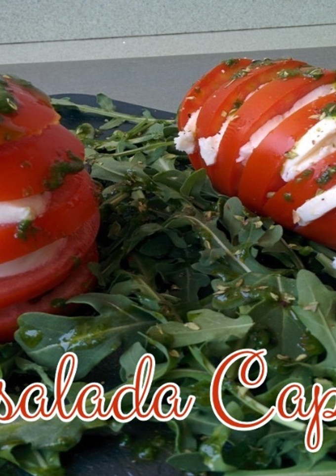 Una foto de Ensalada Caprese, Ensalada rápida de tomate con mozzarella y rúcula con aceite de canónigos