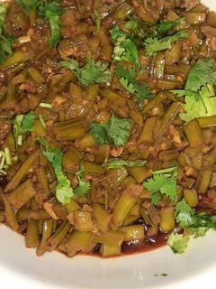 લસણીયા ગુવાર નું શાક (Lasaniya Guvar Shak Recipe In Gujarati) રેસીપી મુખ્ય ફોટો