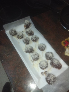 Una foto de Trufas de turrón y fruta confitada