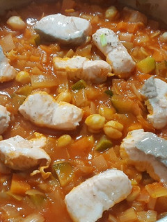 Una foto de Garbanzos con salmón con un toque picante y sabor Cookpad