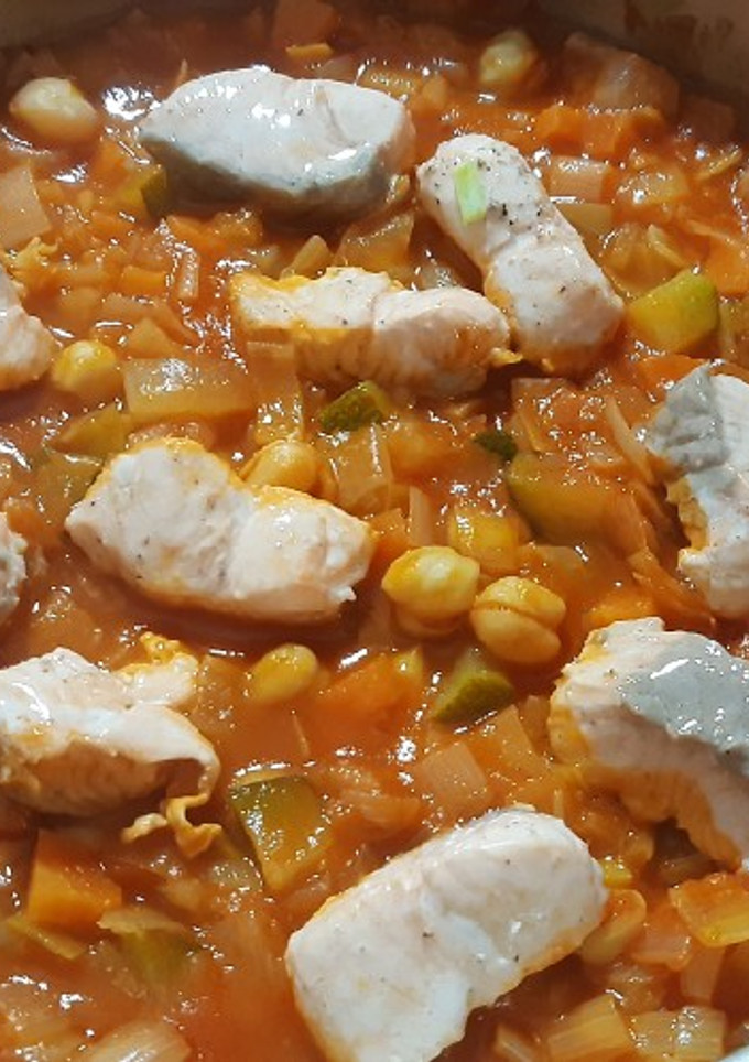 Una foto de Garbanzos con salmón con un toque picante y sabor Cookpad