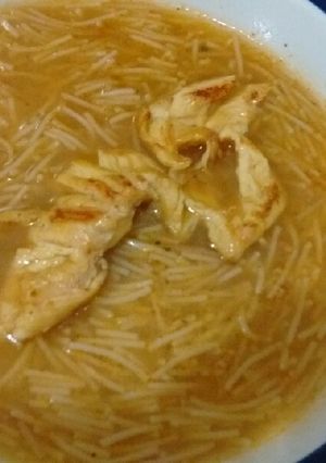 Una foto de Sopa de fideos con pollo 😘
