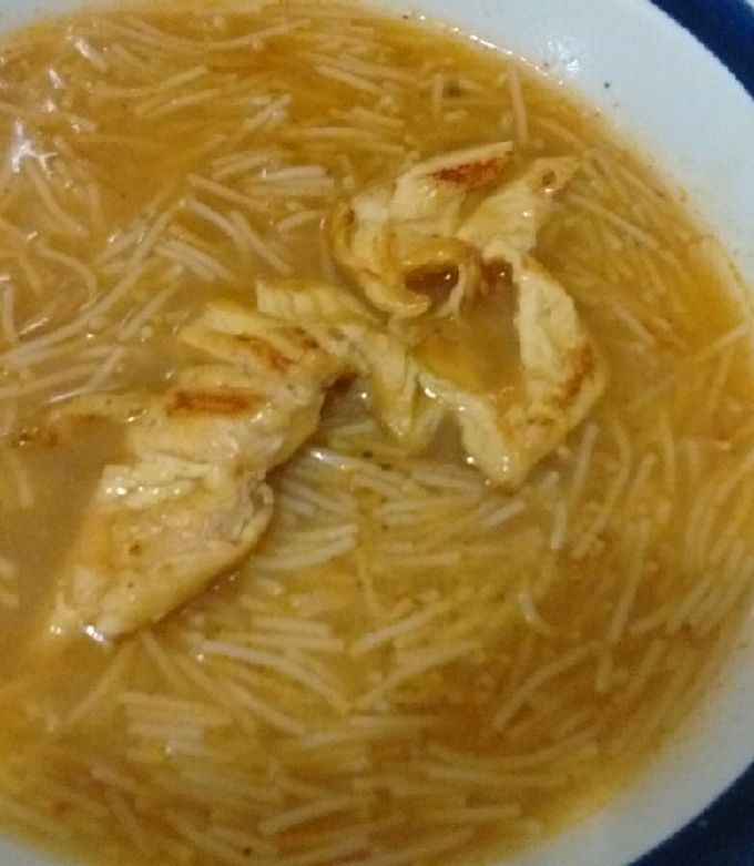 Una foto de Sopa de fideos con pollo 😘
