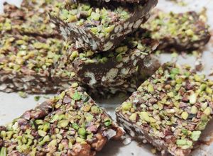 Foto di Barrette farro soffiato, cioccolato fondente e crema di nocciole
