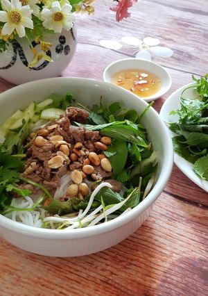 Hình của món Buổi sáng với bún thịt bò xào sả.