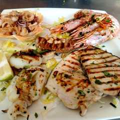 Grigliata di Pesce Spada, Seppia, Gamberoni e Fritto di Calamari-レシピのメイン写真