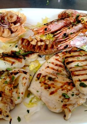 Foto di Grigliata di Pesce Spada, Seppia, Gamberoni e Fritto di Calamari
