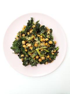 Una foto de Col kale con garbanzos y huevo