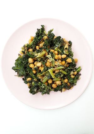Una foto de Col kale con garbanzos y huevo