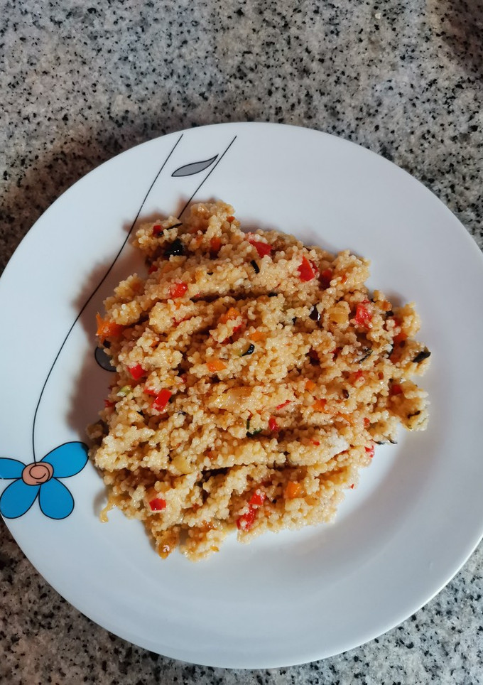 Una foto de Cuscús con verduras salteadas y soja. 🧅🥕🍆🌶️🥒