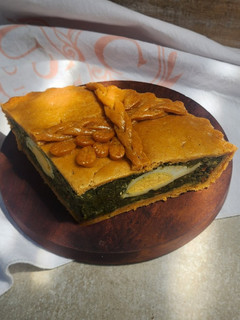 Una foto de 🥧 Pascualina de acelga con masa de pimentón casera 🥧