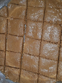 સુખડી(sukhdi Recipe in Gujarati) રેસીપી મુખ્ય ફોટો